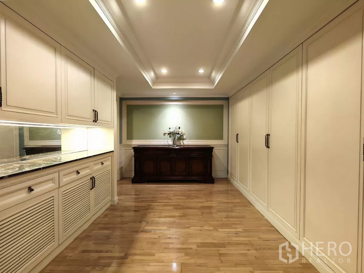 คอนโด ให้เช่าในPathum Wan, Bangkok - โถงเก็บของยาว มีตู้บิลท์อินและท็อปหินอ่อนหลายตอน