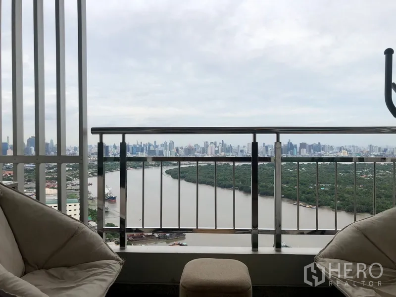 公寓 出售在Yan Nawa, Bangkok - 高楼阳台俯瞰湄南河与曼谷天际线。