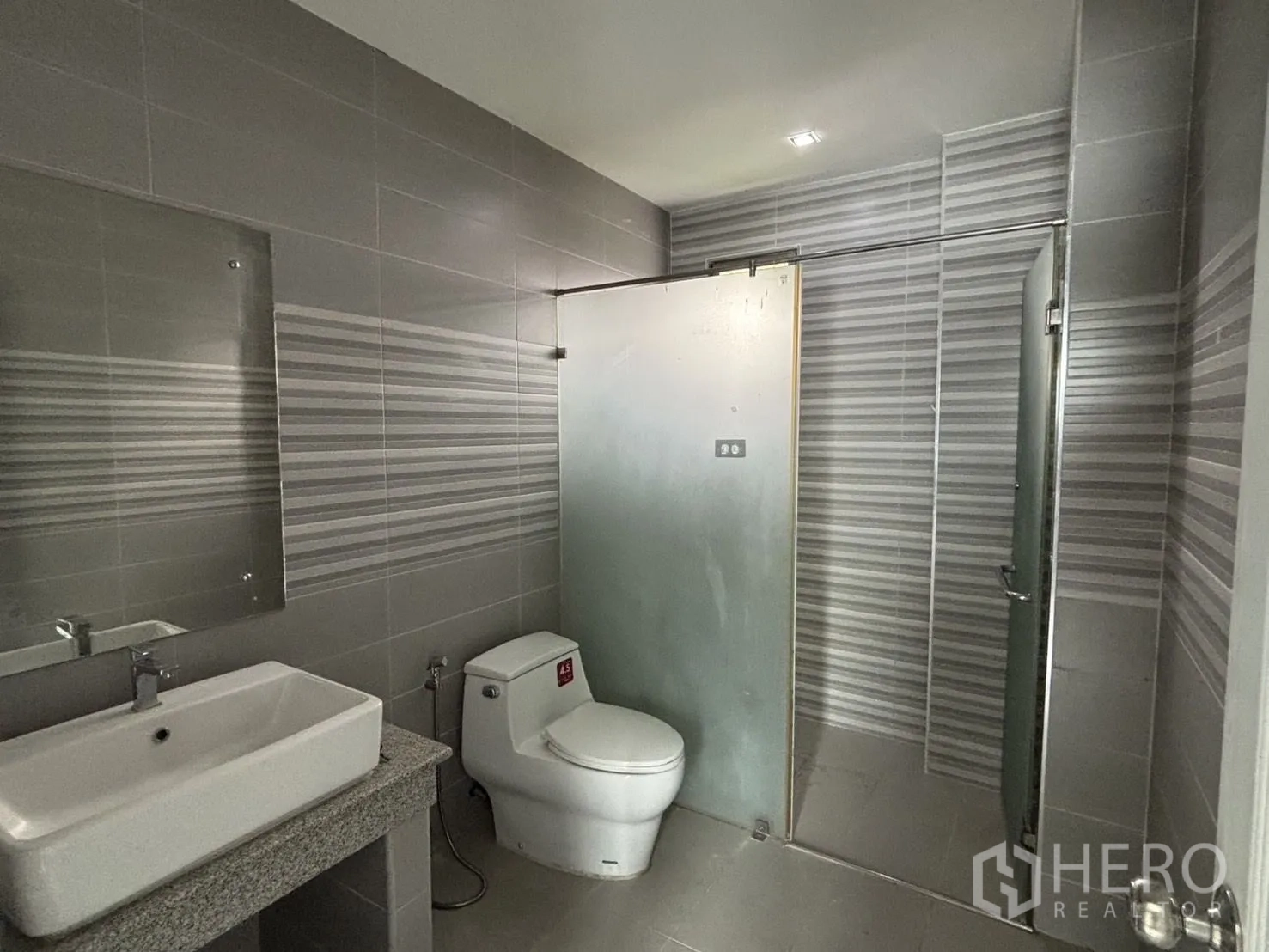 คลังสินค้า ให้เช่าหรือขายในWang Thonglang, Bangkok - ห้องน้ำสไตล์โมเดิร์น กั้นอาบน้ำกระจกและกระเบื้องลายเส้น