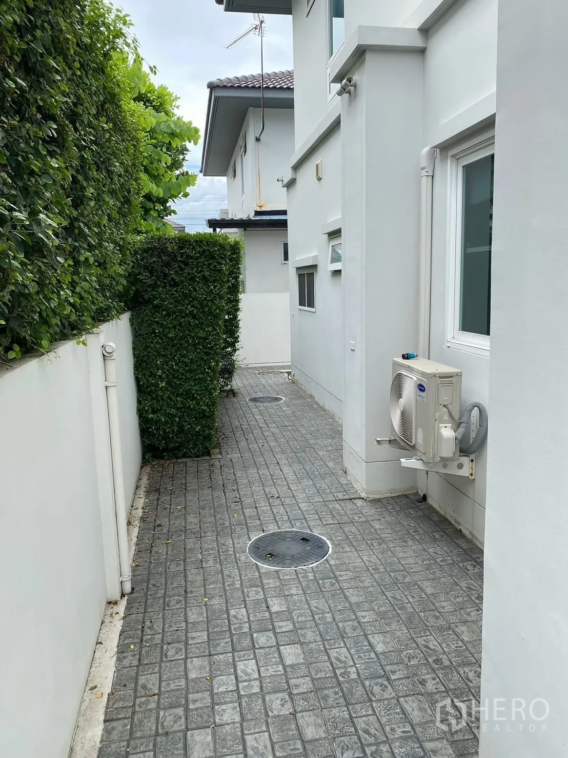 บ้าน ให้เช่าในPrawet, Bangkok - ทางเดินบริการรอบนอกบ้านปูพื้น พร้อมคอมเพรสเซอร์แอร์