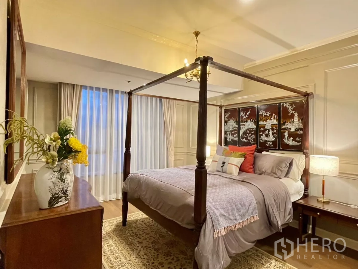 คอนโด ให้เช่าในKhlong San, Bangkok - ห้องนอนพร้อมเตียงสี่เสา โคมระย้า และผ้าม่านโปร่ง