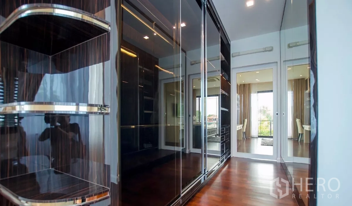 Detached House for rent in Bang Bon, Bangkok - Corridor of mirrored wardrobes leading to the bedroom and balcony.