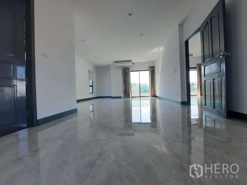 สำนักงานที่บ้าน ให้เช่าในHuai Khwang, Bangkok - โถงทำงานกว้าง ประตูกระจกสไลด์ออกระเบียง รับแสงธรรมชาติ