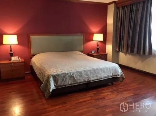 คอนโด ให้เช่าหรือขายในWatthana, Bangkok - ห้องนอนกว้าง เตียงคิงไซซ์ โคมไฟคู่ และพื้นไม้