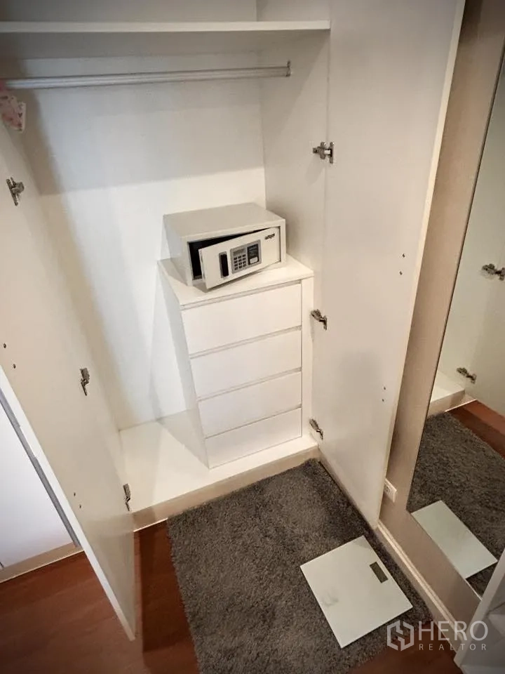 คอนโด for rent in Huai Khwang, Bangkok - ตู้เสื้อผ้าพร้อมลิ้นชักบิวท์อินและตู้นิรภัยดิจิทัล