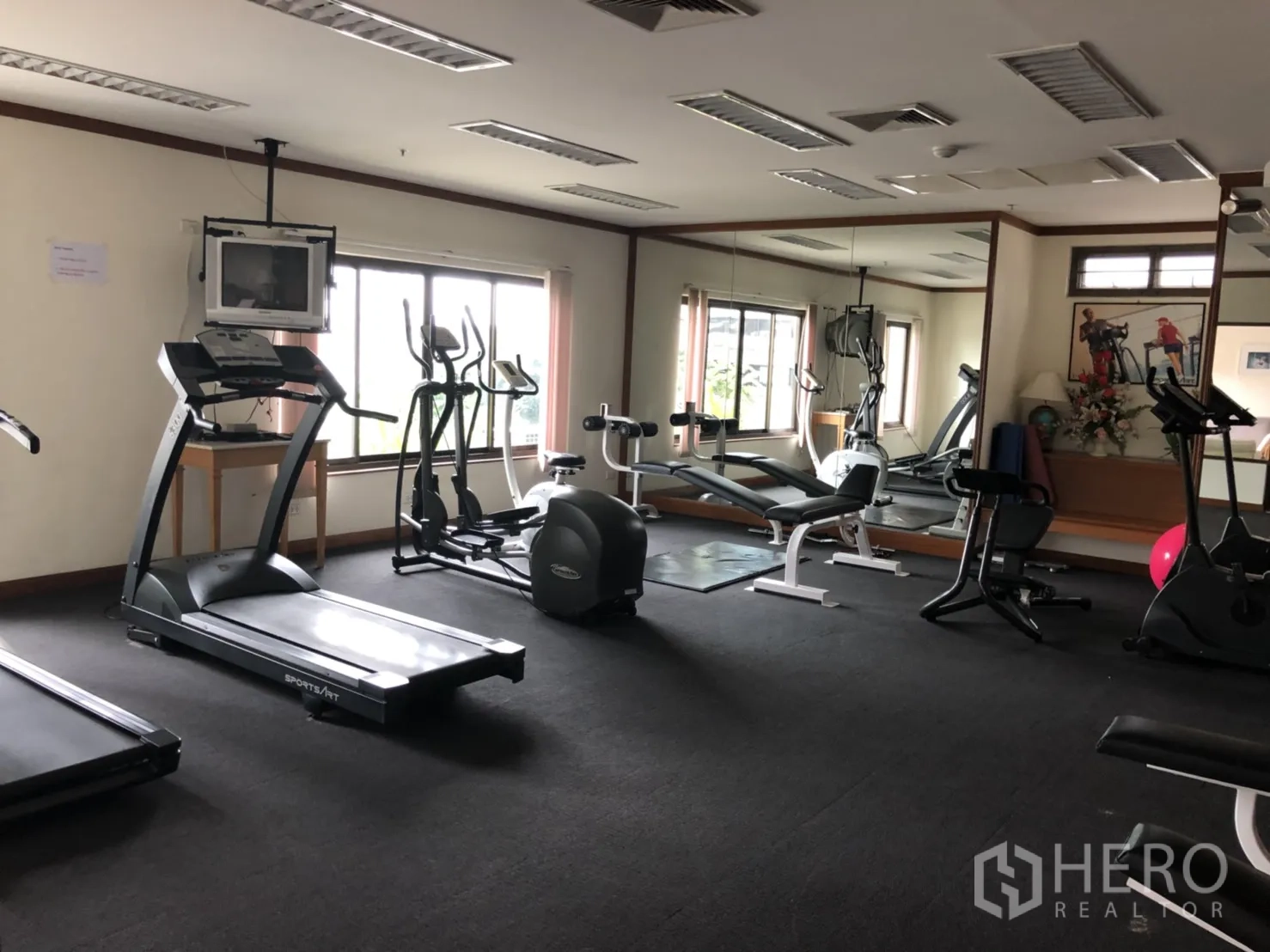 房间 出租在Bang Rak, Bangkok - 公寓健身房，跑步机、椭圆机与镜面墙