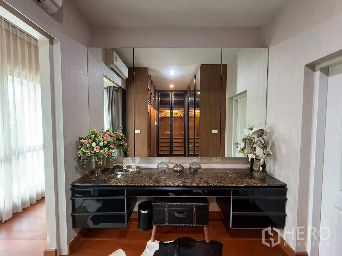 Detached House for rent or sale in Prawet, Bangkok - Vanity area with long marble countertop and wall-to-wall mirror.