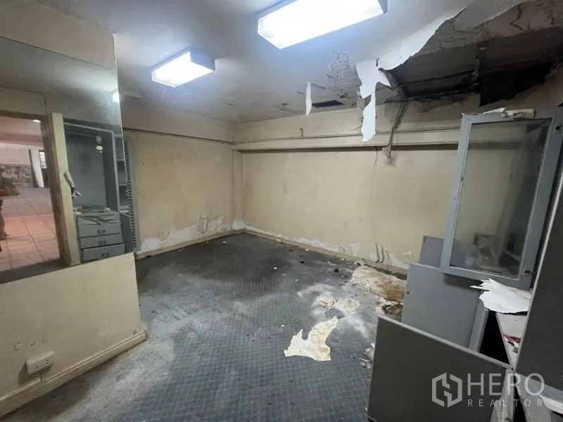 零售空间 出租在Watthana, Bangkok - 后部房间天花受损，需装修，配荧光灯。