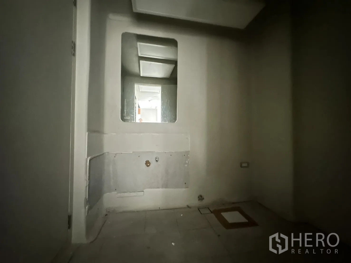 Retail Space for rent in Watthana, Bangkok - Unfinished restroom area prepared for fixtures with a wall mirror niche.