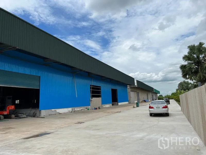 Warehouse for rent in Lat Krabang, Bangkok - Long driveway beside the warehouse blocks with parking space and large roller doors.