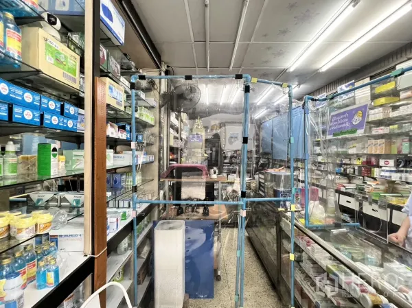 店屋 出售在Watthana, Bangkok - 明亮的零售空间，荧光灯顶、玻璃展示柜与墙面货架