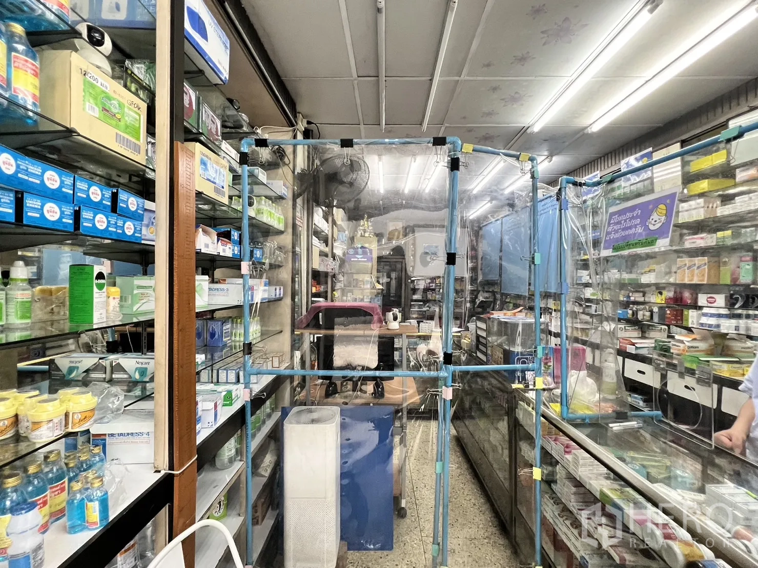 店屋 出售在Watthana, Bangkok - 明亮的零售空间，荧光灯顶、玻璃展示柜与墙面货架