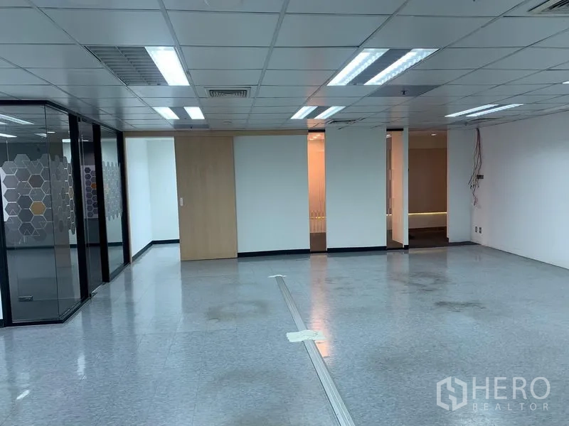 办公空间 出租在Bang Rak, Bangkok - 宽敞开放式办公室，吊顶照明与玻璃会议室。