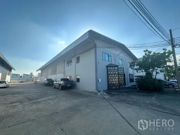 Warehouse for rent in Saphan Sung, Bangkok - Warehouse building in a gated compound with wide driveway and parking.