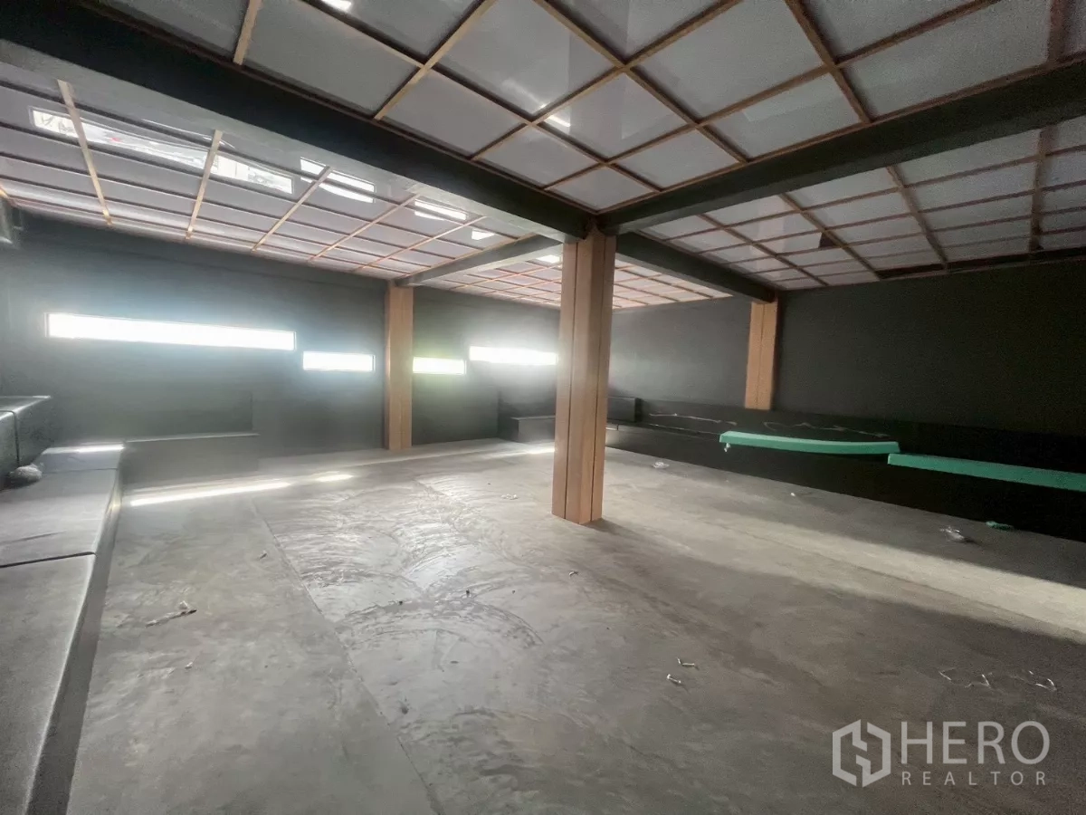 อาคารพาณิชย์ ให้เช่าในWatthana, Bangkok - ห้องกว้างสไตล์ลอฟต์พร้อมม้านั่งยาวและช่องแสงตามแนวผนัง.