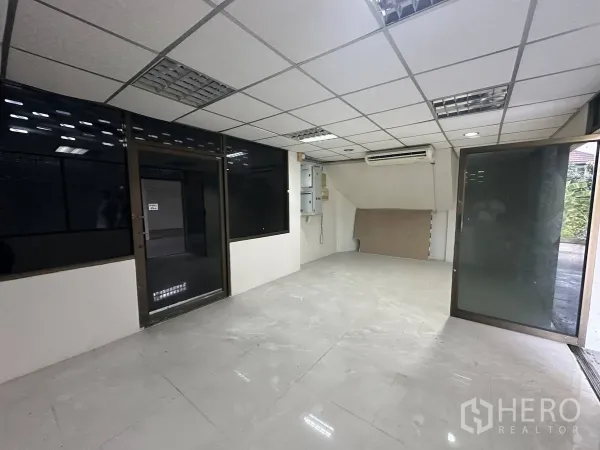 สำนักงานที่บ้าน ให้เช่าในTaling Chan, Bangkok - ห้องต้อนรับหรือออฟฟิศกั้นกระจก พื้นกระเบื้อง พร้อมเครื่องปรับอากาศ