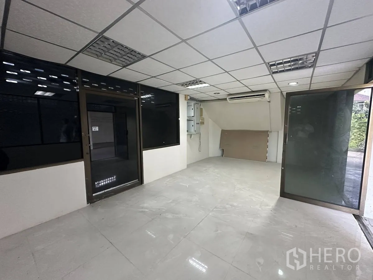 สำนักงานที่บ้าน ให้เช่าในTaling Chan, Bangkok - ห้องต้อนรับหรือออฟฟิศกั้นกระจก พื้นกระเบื้อง พร้อมเครื่องปรับอากาศ