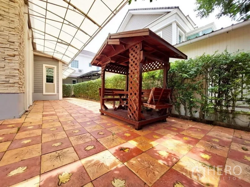 Detached House for rent in Bang Phli, Samut Prakan - Outdoor terrace featuring a wooden Thai-style gazebo and canopy
