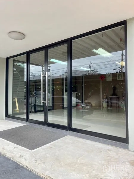 โรงงาน ให้เช่าในMueang Samut Prakan, Samut Prakan - ประตูกระจกบานเลื่อนทางเข้าโชว์รูมหรือสำนักงาน