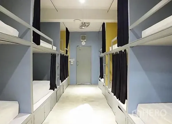 พื้นที่ขายปลีก ให้เช่าในKhlong Toei, Bangkok - ห้องสไตล์หอพัก เตียงสองชั้นบิวท์อินตลอดแนวพร้อมม่านส่วนตัว