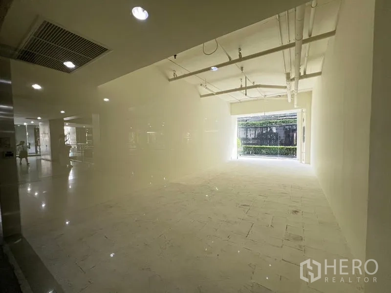 零售空间 出租在Watthana, Bangkok - 39平米明亮铺位，高挑空间，白盒交付，入口采光佳。