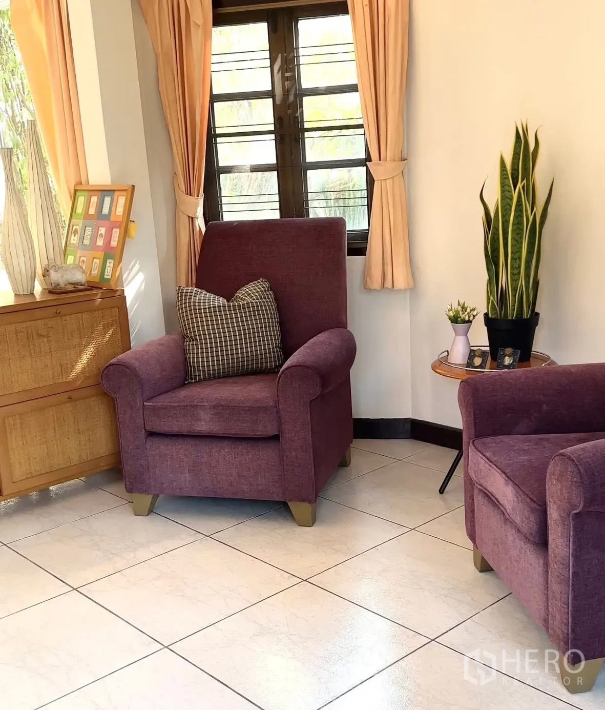 Detached House for rent in Saphan Sung, Bangkok - Cozy sitting corner with purple armchairs, window and indoor plants.