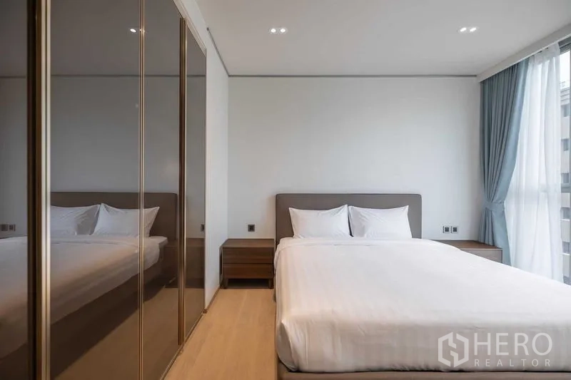 คอนโด ให้เช่าในPathum Wan, Bangkok - ห้องนอนสว่างตา ตู้เสื้อผ้าบานกระจกเงา พร้อมผ้าม่านโปร่ง