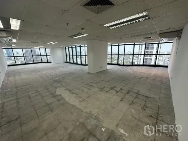 สำนักงาน ให้เช่า - ยูนิตสำนักงานกว้าง กระจกพาโนรามาสองด้าน ช่องลมแอร์ดักท์ และพื้นยังไม่ปู พร้อมปรับตกแต่ง
