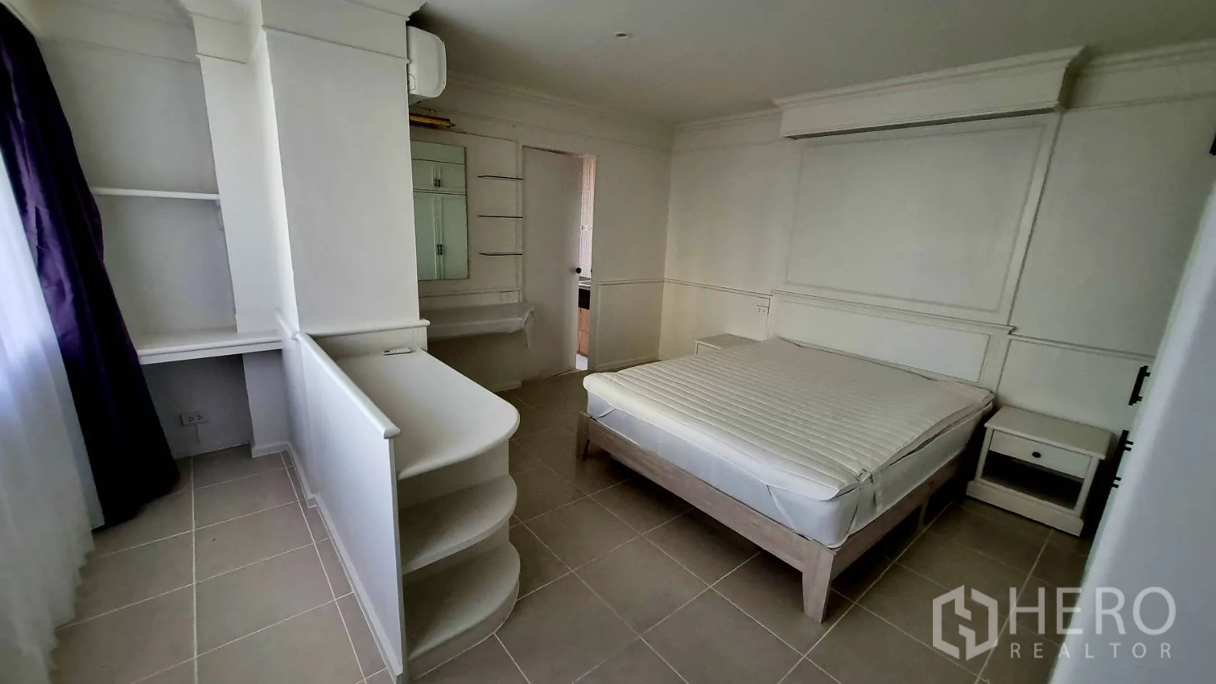 公寓 出租在Watthana, Bangkok - 次卧，双人床架与内置搁架。