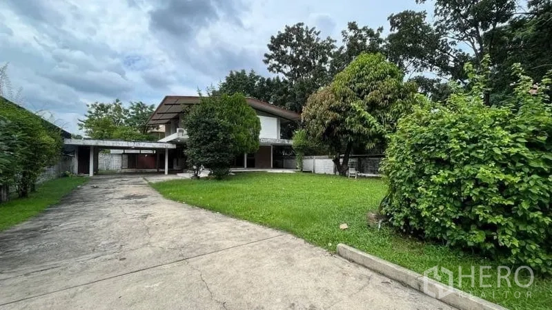 独立式住宅 出租 - 通往房屋的长车道，前院大草坪与成树