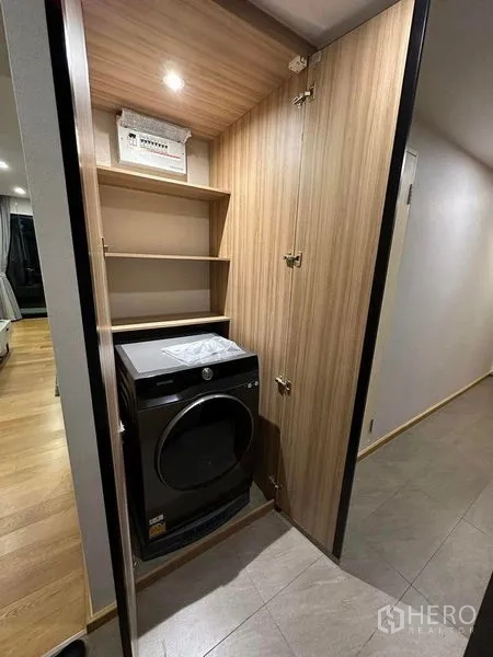 公寓 出租在Pathum Wan, Bangkok - 内置洗衣柜，配前置式洗衣机与开放式搁架。