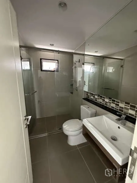 บ้าน ขายในLam Luk Ka, Pathum Thani - ห้องน้ำพร้อมตู้กระจกกั้นอาบน้ำและกระจกบานใหญ่