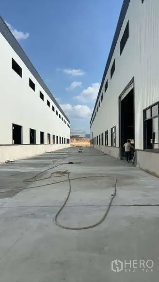 คลังสินค้า ให้เช่าในBan Bueng, Chon Buri - มุมมองลานโหลดระหว่างโกดังสองฝั่ง พร้อมช่องประตูม้วน