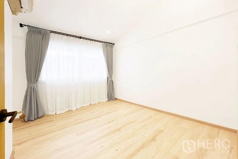 联排别墅 出租在Khlong Toei, Bangkok - 采光充足的卧室，木地板、全遮光窗帘与空调。