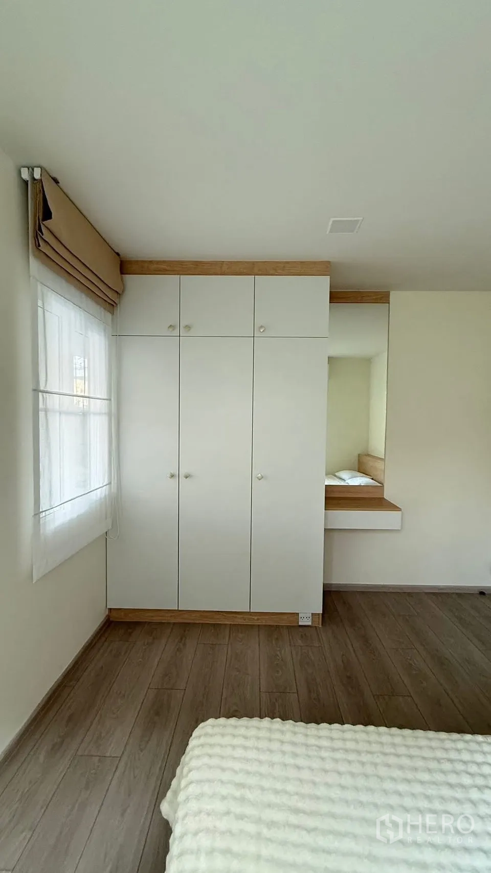 Detached House for rent in Bang Phli, Samut Prakan - White wardrobe with mirror beside a window in the guest bedroom.