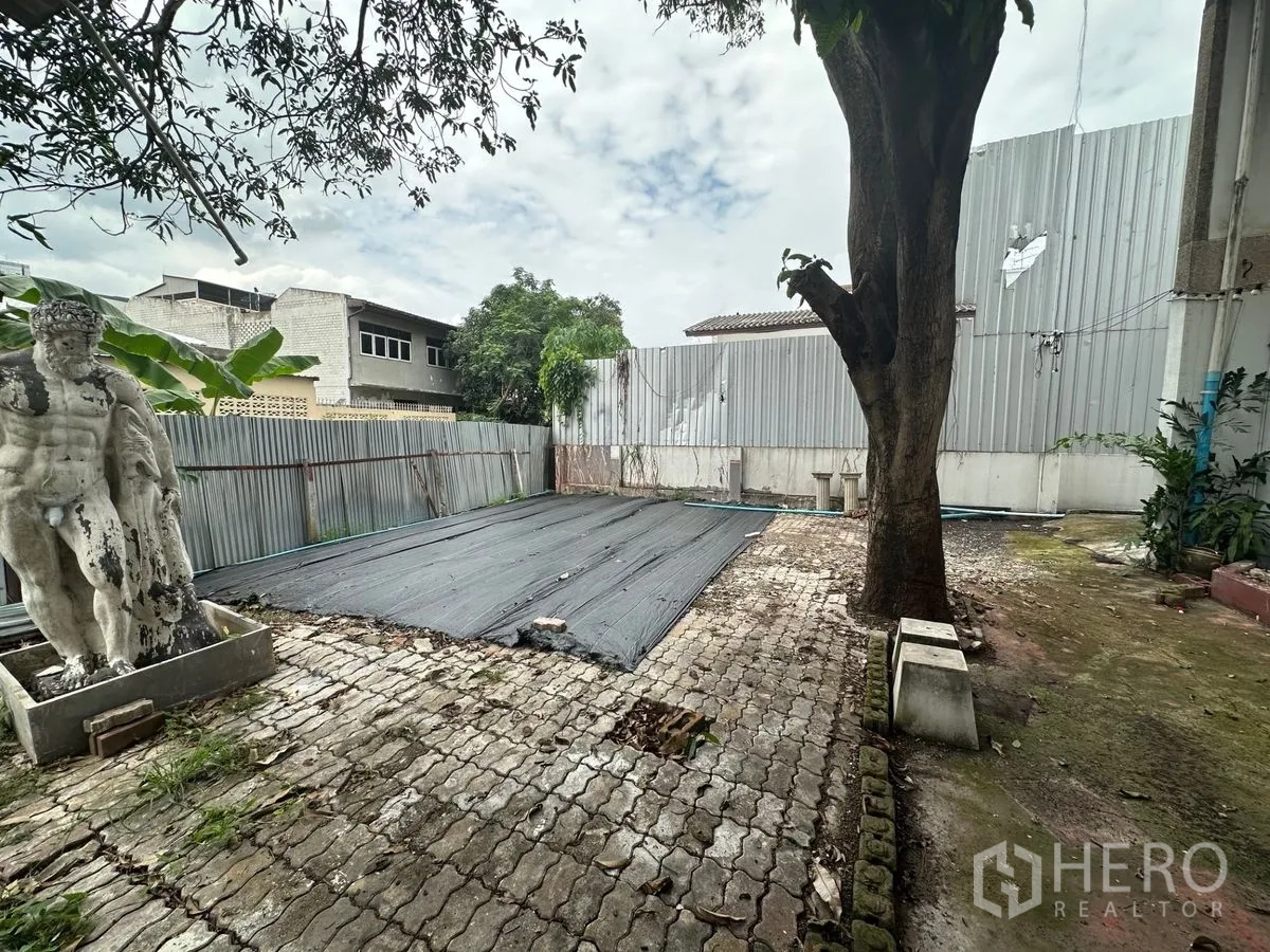 带办公室的家 出租在Chatuchak, Bangkok - 围合后院，铺砖庭院与大树。