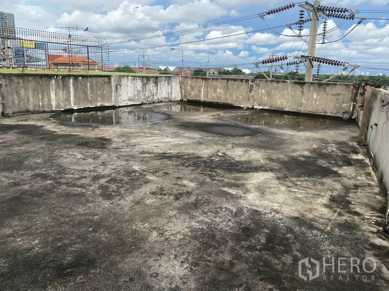 店屋 出租在Yan Nawa, Bangkok - 混凝土屋顶露台，带女儿墙，可见城市电线。