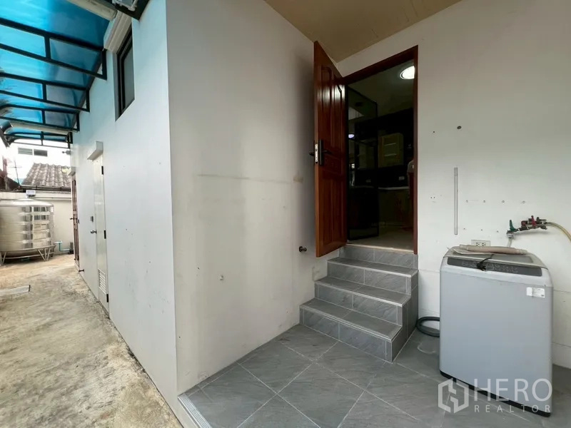 บ้าน ขายในPhra Khanong, Bangkok - พื้นที่ซักล้างหลังบ้านพร้อมบันไดและจุดต่อเครื่องซักผ้า