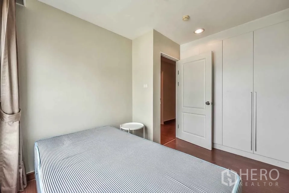 公寓 for rent in Huai Khwang, Bangkok - 次卧带衣柜、筒灯与木质地板。
