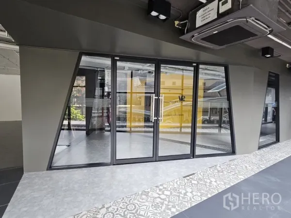 零售空间 出租 - 一层店面双扇玻璃门，门外有花纹地砖走道。