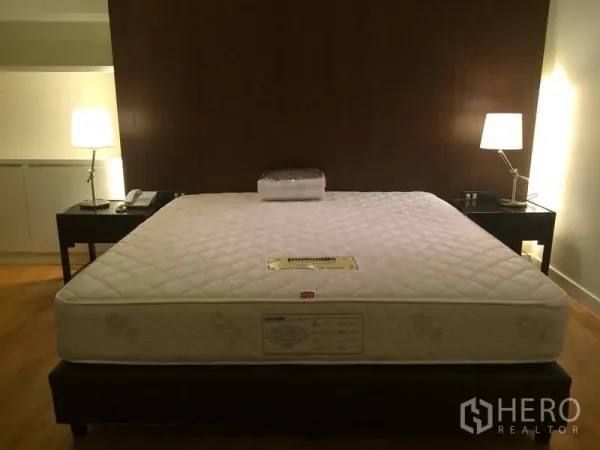 คอนโด ให้เช่าในWatthana, Bangkok - ห้องนอนใหญ่ เตียงคิง ผนังลายไม้ โคมไฟหัวเตียงคู่ แสงไฟอบอุ่น