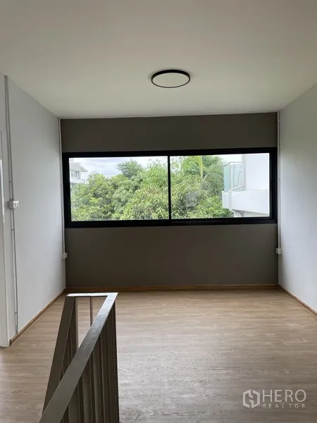 สำนักงานที่บ้าน ให้เช่าในKhlong Toei, Bangkok - โถงบันไดมีหน้าต่างแนวนอนกว้างมองเห็นต้นไม้