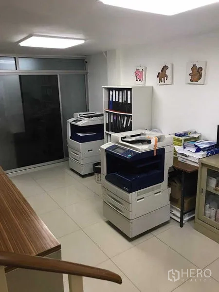สำนักงาน ให้เช่าในHuai Khwang, Bangkok - โซนถ่ายเอกสารพร้อมเครื่องถ่ายเอกสาร 2 เครื่อง ชั้นวางเอกสาร และประตูกระจกบานเลื่อน.