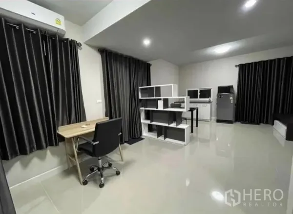 สำนักงานที่บ้าน ให้เช่าในSamut Prakan - พื้นที่ทำงานแบบโอเพ่น แดสก์ เก้าอี้ล้อ ชั้นวางของ และพื้นกระเบื้องเงา เหมาะกับโฮมออฟฟิศ