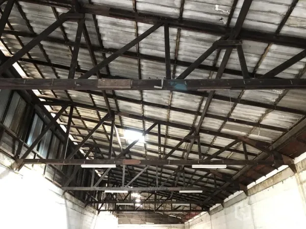 พื้นที่ขายปลีก ให้เช่าในKhlong Toei, Bangkok - ภาพโครงหลังคาเหล็กพร้อมไฟเส้น แสดงความสูงโปร่งของอาคาร
