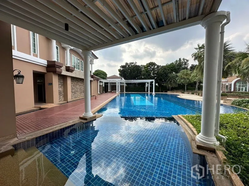 Detached House for rent or sale in Pak Kret, Nonthaburi - Large communal swimming pool with deck and pergolas within the estate.