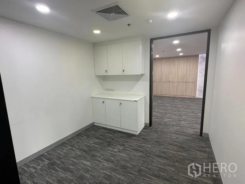 Office Space for rent in Khlong Toei, Bangkok - Small utility alcove with cabinets leading to a larger office room.