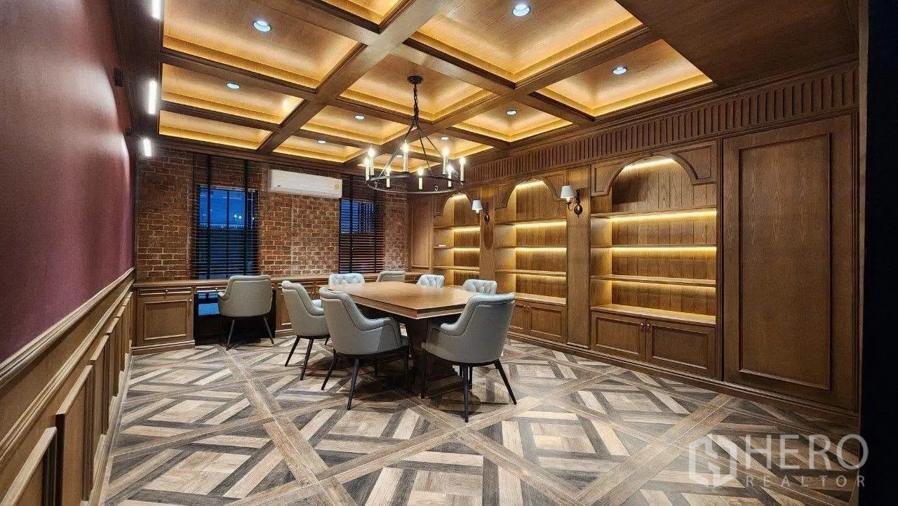家庭办公室 for rent in Lat Phrao, Bangkok - 大型董事会议室，格栅吊顶与背光展示柜、木地板。