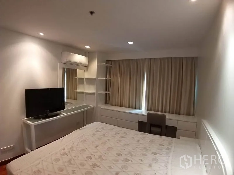 คอนโด ให้เช่าหรือขายในPathum Wan, Bangkok - ห้องนอนอบอุ่น เตียงขนาดใหญ่ ผ้าม่าน ชั้นวางและโต๊ะทำงานบิวท์อิน