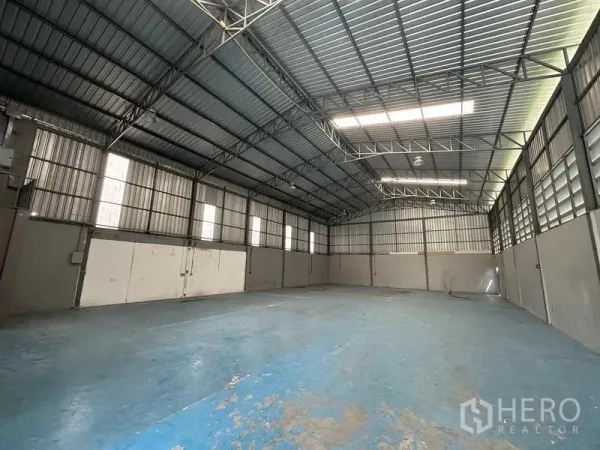 货栈 出租在Pathum Thani - 开阔仓储空间，侧墙通风百叶与采光板